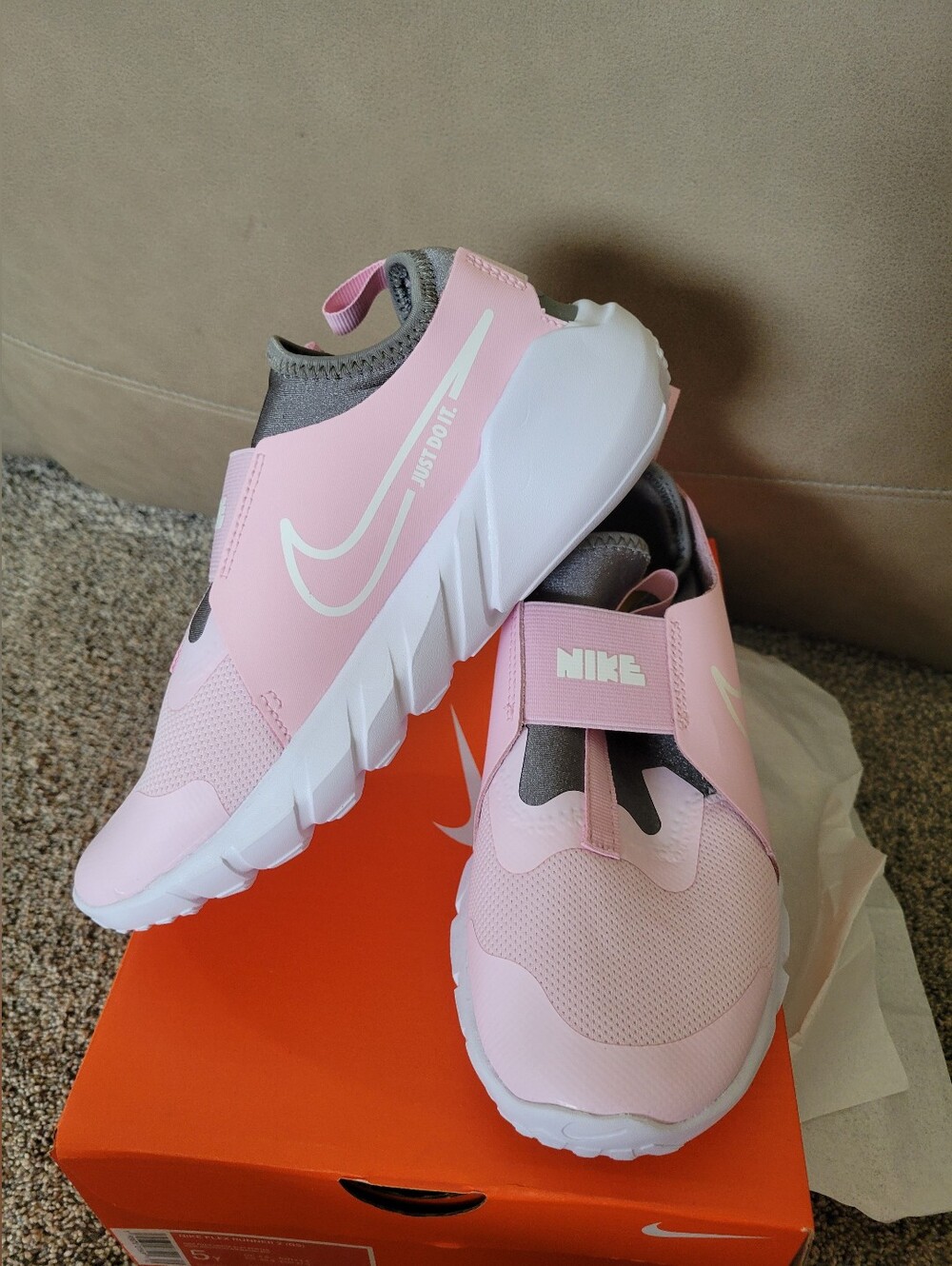 New girls size 5 Nike shoes - Kids Pink flex runner 2 Athletic Shoes size 5y